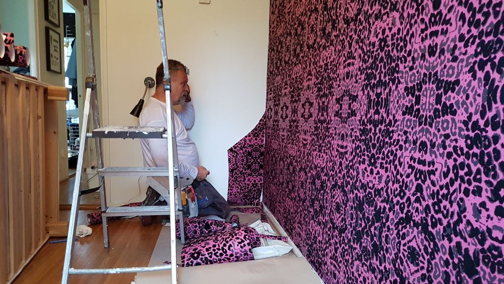 Målare som tapetserar på bilden