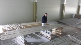 man målar för eett företag som ua